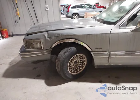 1993 Lincoln Town Car Executive z USA, uszkodzony, nr VIN 1LNLM81W8PY626163